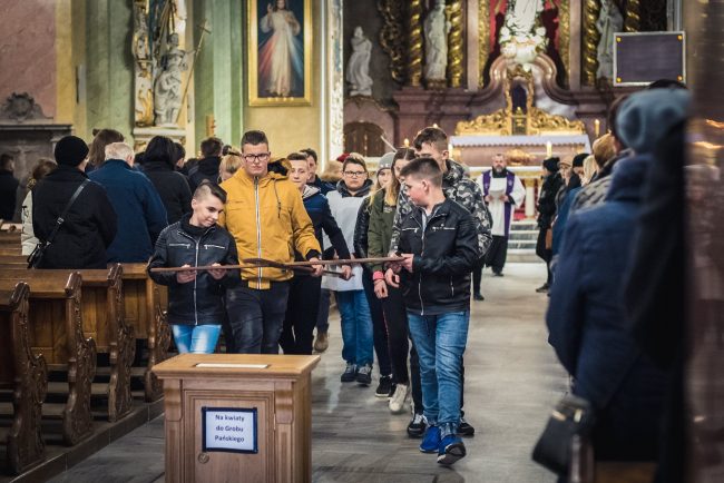 Droga krzyżowa ulicami Krobi 2019