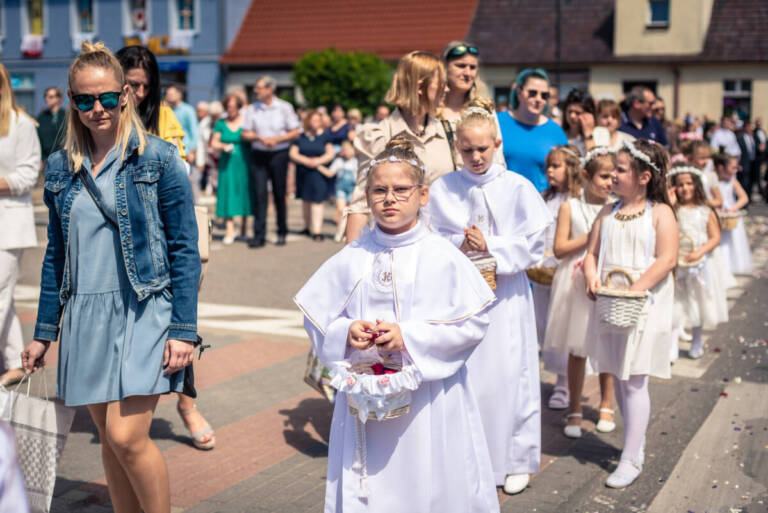 Dzieci na rynku w Krobi