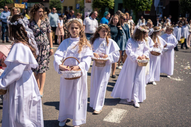Gmina Krobia dziewczynki sypiące kwiatki podczas procesji Bożego Ciała na rynki.