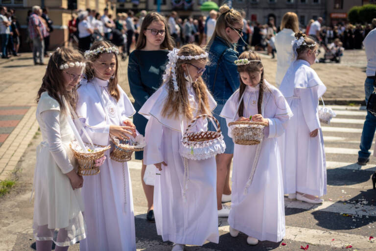 Dziewczynki sypiące kwiatki w Krobi