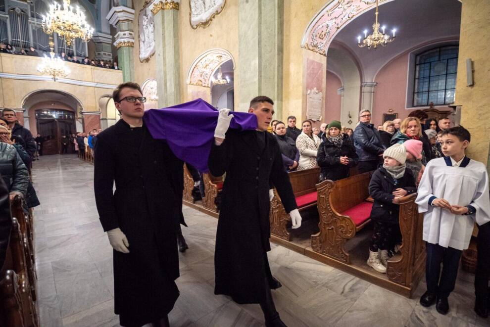 Uroczystości Wielkiego Piątku w kościele w Krobi