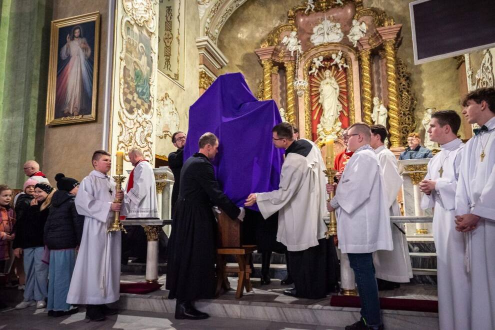 Uroczystości Wielkiego Piątku w kościele w Krobi