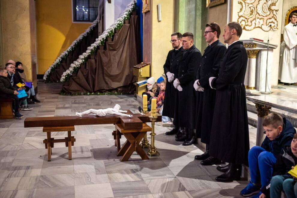 Uroczystości Wielkiego Piątku w kościele w Krobi