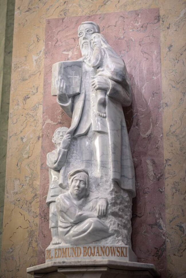 Poświęcenie figury błogosławionego Edmunda Bojanowskiego w kościele w Krobi