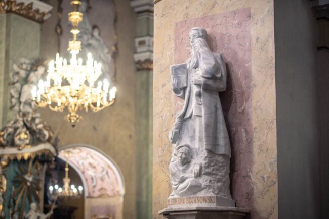 Figura błogosławionego Edmunda Bojanowskiego w Krobi